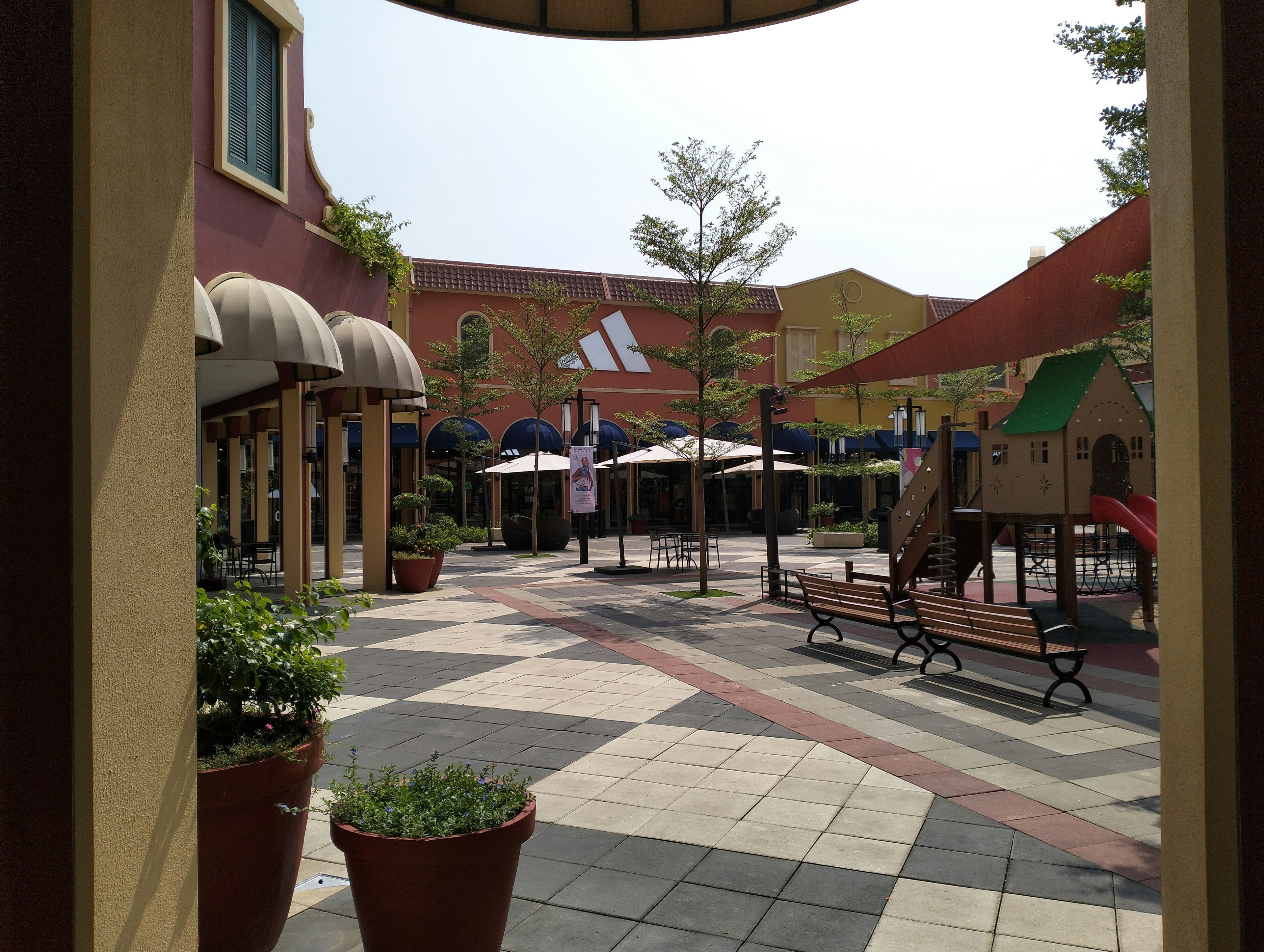 Outlet logistics